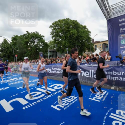 29.06.2025 - hella hamburg halbmarathon Zöllner http://msf.ph/oto/8421814 29.06.2025 10:53:56 Ziel 1422, 1706, 1870, 6260, 6481, 7395, 7918, 7973, 9922, 10529, 10891, 12413, 13032, 14026, 14175, 15502, 16477, 16538, 17740, 18249, 18418, 18487, 18759, 18831, 18879, 18915, 19177 meine-sportfotos.de