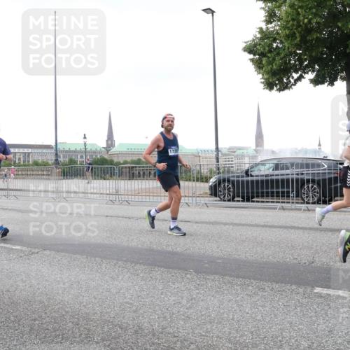 29.06.2025 - hella hamburg halbmarathon Lena Gebhardt http://msf.ph/oto/8421815 29.06.2025 10:52:41 Lombardsbrücke 17359, 1369, 1826, 2146, 2362, 2420, 2528, 2701, 2983, 2988, 3140, 3227, 3645, 3787, 4591, 4729, 4815, 5262, 5360, 6386, 6403, 6404, 6406, 6671, 7032, 7511, 7690, 7691, 7735, 7737, 7812, 8641, 9068, 9070, 9103, 9368, 9545, 9731, 10055, 10080, 10296, 10392, 10417, 10568, 10600, 10634, 10879, 10884, 10928, 10981, 11084, 11297, 11736, 11899, 11919, 11974, 12127, 12128, 12546, 12558, 12994, 14009, 14765, 14807 meine-sportfotos.de