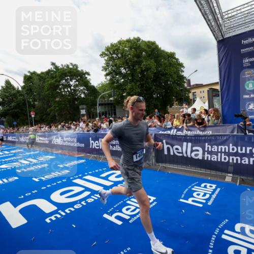 29.06.2025 - hella hamburg halbmarathon Zöllner http://msf.ph/oto/8421827 29.06.2025 10:32:08 Ziel 1407, 1686, 11150, 11370, 15826, 16505, 16736 meine-sportfotos.de