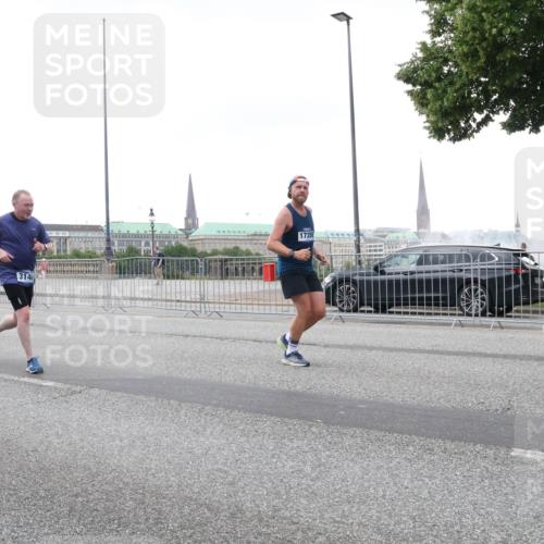 29.06.2025 - hella hamburg halbmarathon Lena Gebhardt http://msf.ph/oto/8421834 29.06.2025 10:52:41 Lombardsbrücke 1369, 1826, 2146, 2362, 2420, 2528, 2701, 2983, 2988, 3140, 3227, 3645, 3787, 4591, 4729, 4815, 5262, 5360, 6386, 6403, 6404, 6406, 6671, 7032, 7511, 7690, 7691, 7735, 7737, 7812, 8641, 9068, 9070, 9103, 9368, 9545, 9731, 10055, 10080, 10296, 10392, 10417, 10568, 10600, 10634, 10879, 10884, 10928, 10981, 11084, 11297, 11736, 11899, 11919, 11974, 12127, 12128, 12546, 12558, 12994, 14009, 14765, 14807 meine-sportfotos.de