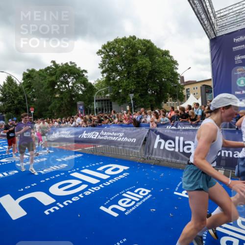 29.06.2025 - hella hamburg halbmarathon Zöllner http://msf.ph/oto/8421838 29.06.2025 10:53:57 Ziel 1706, 1870, 2432, 6260, 6481, 7395, 7918, 7973, 9922, 10891, 11789, 12413, 13032, 13869, 14026, 14175, 15502, 16477, 16538, 18418, 18487, 18759, 18831, 18879, 18915, 19177 meine-sportfotos.de