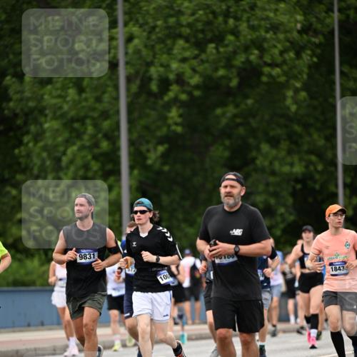 29.06.2025 - hella hamburg halbmarathon Dr. Thomas Lammeyer http://msf.ph/oto/8421843 29.06.2025 10:47:51 Kennedybrücke 1226, 1467, 1788, 1816, 1878, 2103, 2158, 2267, 2361, 2538, 2971, 3288, 3518, 4105, 4177, 4302, 5265, 5370, 5720, 6012, 7205, 7461, 7872, 8135, 8991, 9831, 9976, 10083, 10200, 10202 meine-sportfotos.de