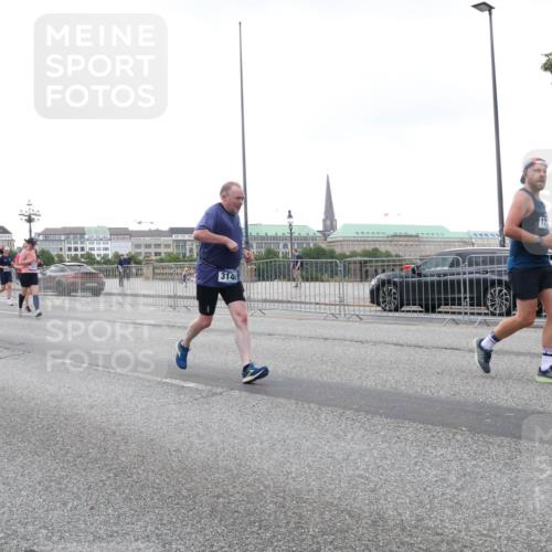 29.06.2025 - hella hamburg halbmarathon Lena Gebhardt http://msf.ph/oto/8421851 29.06.2025 10:52:41 Lombardsbrücke 15906, 14704, 314, 17, 1369, 1826, 2146, 2362, 2420, 2528, 2701, 2983, 2988, 3140, 3227, 3645, 3787, 4591, 4729, 4815, 5262, 5360, 6386, 6403, 6404, 6406, 6671, 7032, 7511, 7690, 7691, 7735, 7737, 7812, 8641, 9068, 9070, 9103, 9368, 9545, 9731, 10055, 10080, 10296, 10392, 10417, 10568, 10600, 10634, 10879, 10884, 10928, 10981, 11084, 11297, 11736, 11899, 11919, 11974, 12127, 12128, 12546, 12558, 12994, 14009, 14765, 14807 meine-sportfotos.de