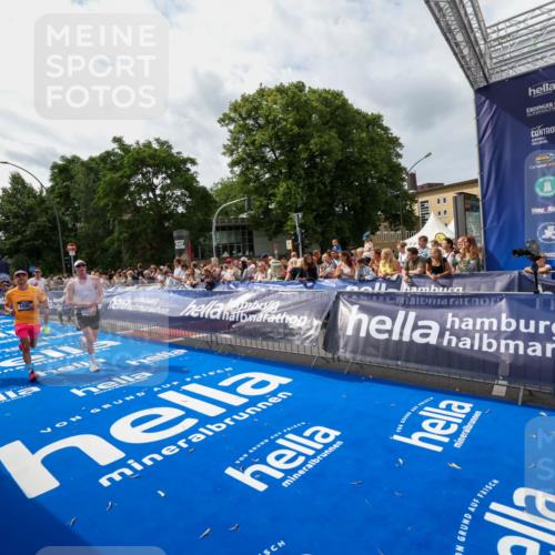 29.06.2025 - hella hamburg halbmarathon Zöllner http://msf.ph/oto/8421856 29.06.2025 10:32:10 Ziel 1686, 11150, 11370, 15826, 16505, 16736 meine-sportfotos.de