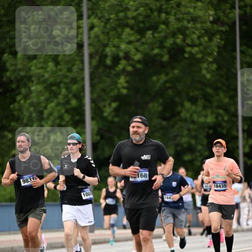 29.06.2025 - hella hamburg halbmarathon Dr. Thomas Lammeyer http://msf.ph/oto/8421860 29.06.2025 10:47:52 Kennedybrücke 1226, 1467, 1788, 1816, 1878, 2103, 2158, 2267, 2361, 2538, 2971, 3288, 3518, 4105, 4177, 4302, 5265, 5370, 5720, 6012, 7205, 7461, 7872, 8135, 8991, 9831, 9976, 10083, 10200, 10202 meine-sportfotos.de