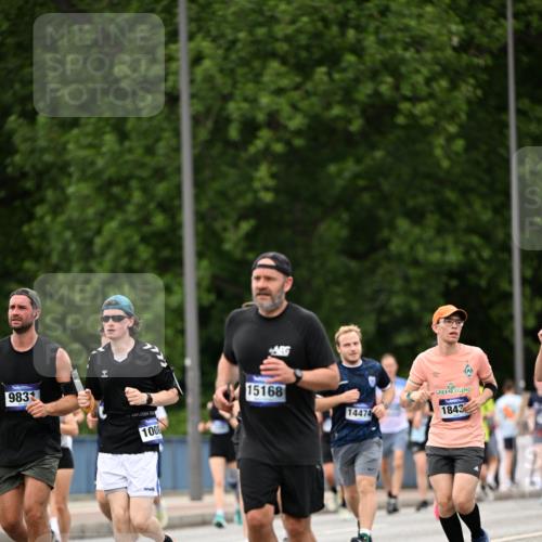 29.06.2025 - hella hamburg halbmarathon Dr. Thomas Lammeyer http://msf.ph/oto/8421867 29.06.2025 10:47:52 Kennedybrücke 1226, 1467, 1788, 1816, 1878, 2103, 2158, 2267, 2361, 2538, 2971, 3288, 3518, 4105, 4177, 4302, 5265, 5370, 5720, 6012, 7205, 7461, 7872, 8135, 8991, 9831, 9976, 10083, 10200, 10202 meine-sportfotos.de