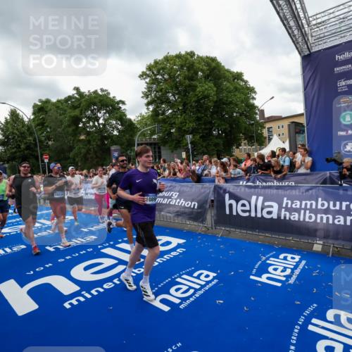 29.06.2025 - hella hamburg halbmarathon Zöllner http://msf.ph/oto/8421878 29.06.2025 10:53:58 Ziel 1706, 1870, 2432, 6374, 6481, 7395, 7918, 7973, 8394, 10891, 11789, 12413, 13032, 13869, 14026, 14175, 16477, 16538, 18418, 18831, 18879, 18915, 19177 meine-sportfotos.de