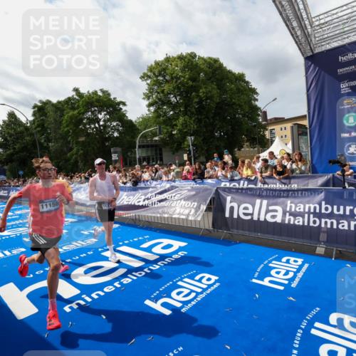 29.06.2025 - hella hamburg halbmarathon Zöllner http://msf.ph/oto/8421885 29.06.2025 10:32:11 Ziel 1686, 11150, 11370, 15826, 16505, 16736 meine-sportfotos.de