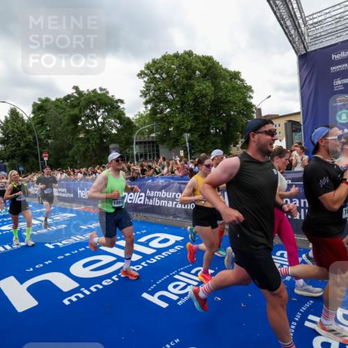 29.06.2025 - hella hamburg halbmarathon Zöllner http://msf.ph/oto/8421893 29.06.2025 10:53:59 Ziel 1706, 1815, 1870, 2432, 3096, 6374, 6481, 7395, 7918, 7973, 8394, 10891, 11789, 12413, 13032, 13869, 14026, 14175, 16477, 16538, 18418, 18831, 18879, 18915, 19177 meine-sportfotos.de