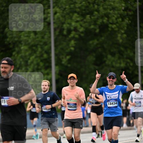 29.06.2025 - hella hamburg halbmarathon Dr. Thomas Lammeyer http://msf.ph/oto/8421901 29.06.2025 10:47:54 Kennedybrücke 1226, 1788, 1816, 1878, 2103, 2158, 2267, 2361, 2538, 2971, 3288, 3518, 4105, 4177, 4302, 5265, 5370, 5720, 6012, 6096, 7205, 7461, 7872, 8135, 8991, 9831, 9976, 10083, 10200, 10202 meine-sportfotos.de