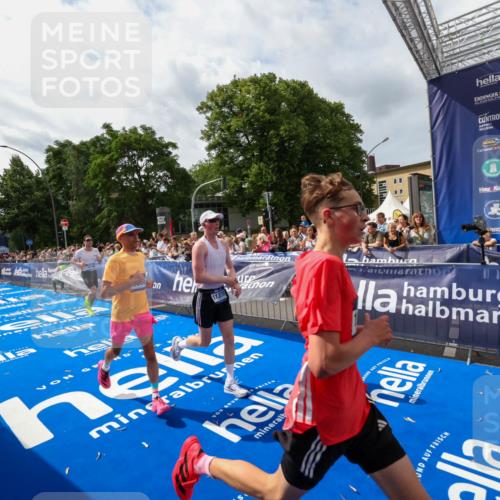 29.06.2025 - hella hamburg halbmarathon Zöllner http://msf.ph/oto/8421903 29.06.2025 10:32:11 Ziel 1686, 11150, 11370, 15826, 16505, 16736 meine-sportfotos.de