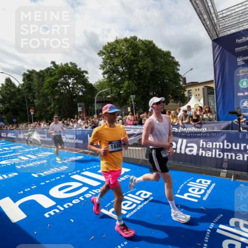 29.06.2025 - hella hamburg halbmarathon Zöllner http://msf.ph/oto/8421917 29.06.2025 10:32:12 Ziel 1686, 11150, 11370, 15826, 16505, 16736 meine-sportfotos.de