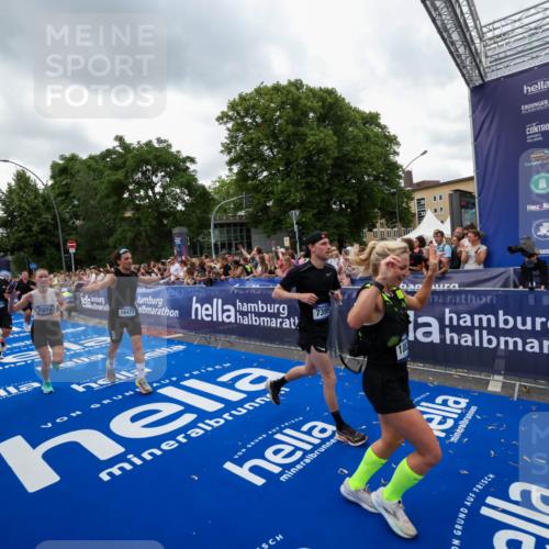 29.06.2025 - hella hamburg halbmarathon Zöllner http://msf.ph/oto/8421931 29.06.2025 10:54:01 Ziel 1151, 1815, 2432, 3096, 6356, 6374, 6481, 7395, 7918, 7973, 8394, 11789, 13032, 13869, 14175, 16477, 17348, 18308, 18831, 18879 meine-sportfotos.de