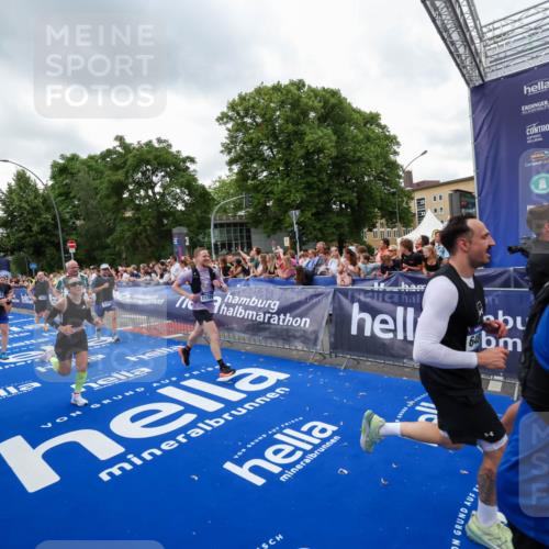29.06.2025 - hella hamburg halbmarathon Zöllner http://msf.ph/oto/8421965 29.06.2025 10:54:04 Ziel 1151, 1815, 2432, 3096, 6356, 6374, 6481, 7918, 8394, 9032, 11499, 11789, 12379, 13032, 13869, 14175, 17348, 18308, 18879 meine-sportfotos.de