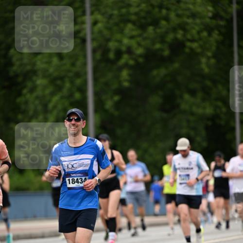 29.06.2025 - hella hamburg halbmarathon Dr. Thomas Lammeyer http://msf.ph/oto/8421968 29.06.2025 10:47:56 Kennedybrücke 1226, 1788, 1816, 1878, 2103, 2158, 2267, 2343, 2361, 2538, 2971, 3288, 3518, 4177, 4302, 5214, 5265, 5370, 5720, 6012, 6096, 7205, 7461, 7872, 8135, 8991, 9831, 9976, 10083, 10200, 10202, 11279 meine-sportfotos.de