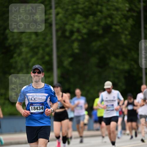 29.06.2025 - hella hamburg halbmarathon Dr. Thomas Lammeyer http://msf.ph/oto/8421972 29.06.2025 10:47:56 Kennedybrücke 1226, 1788, 1816, 1878, 2103, 2158, 2267, 2343, 2361, 2538, 2971, 3288, 3518, 4177, 4302, 5214, 5265, 5370, 5720, 6012, 6096, 7205, 7461, 7872, 8135, 8991, 9831, 9976, 10083, 10200, 10202, 11279 meine-sportfotos.de