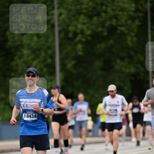 29.06.2025 - hella hamburg halbmarathon Dr. Thomas Lammeyer http://msf.ph/oto/8421978 29.06.2025 10:47:56 Kennedybrücke 1226, 1788, 1816, 1878, 2103, 2158, 2267, 2343, 2361, 2538, 2971, 3288, 3518, 4177, 4302, 5214, 5265, 5370, 5720, 6012, 6096, 7205, 7461, 7872, 8135, 8991, 9831, 9976, 10083, 10200, 10202, 11279 meine-sportfotos.de