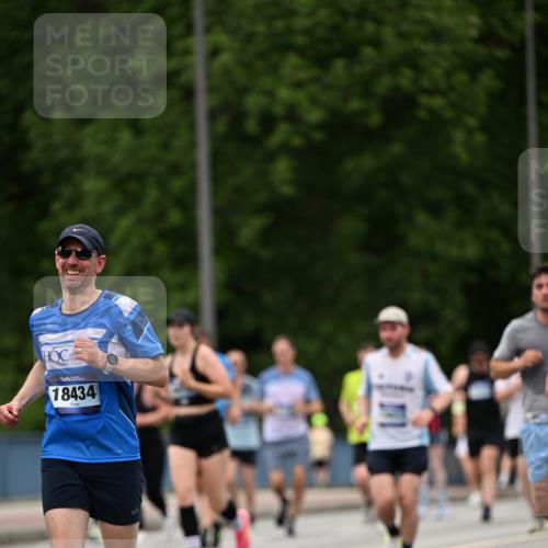 29.06.2025 - hella hamburg halbmarathon Dr. Thomas Lammeyer http://msf.ph/oto/8421980 29.06.2025 10:47:56 Kennedybrücke 1226, 1788, 1816, 1878, 2103, 2158, 2267, 2343, 2361, 2538, 2971, 3288, 3518, 4177, 4302, 5214, 5265, 5370, 5720, 6012, 6096, 7205, 7461, 7872, 8135, 8991, 9831, 9976, 10083, 10200, 10202, 11279 meine-sportfotos.de