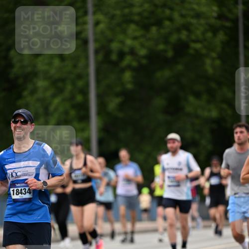 29.06.2025 - hella hamburg halbmarathon Dr. Thomas Lammeyer http://msf.ph/oto/8421985 29.06.2025 10:47:56 Kennedybrücke 1226, 1788, 1816, 1878, 2103, 2158, 2267, 2343, 2361, 2538, 2971, 3288, 3518, 4177, 4302, 5214, 5265, 5370, 5720, 6012, 6096, 7205, 7461, 7872, 8135, 8991, 9831, 9976, 10083, 10200, 10202, 11279 meine-sportfotos.de