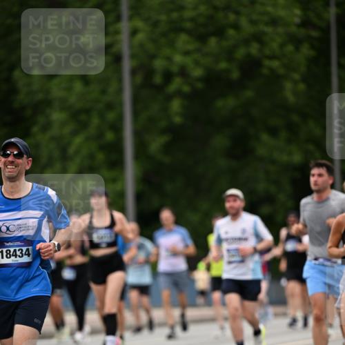 29.06.2025 - hella hamburg halbmarathon Dr. Thomas Lammeyer http://msf.ph/oto/8421992 29.06.2025 10:47:57 Kennedybrücke 1226, 1788, 1816, 1878, 2103, 2158, 2267, 2343, 2361, 2538, 2971, 3288, 3518, 4177, 4302, 5214, 5265, 5370, 5720, 6012, 6096, 7205, 7461, 7872, 8135, 8991, 9704, 9831, 9976, 10083, 10200, 10202, 11279 meine-sportfotos.de