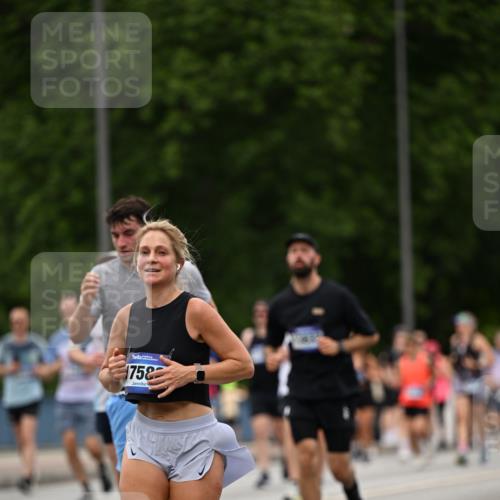29.06.2025 - hella hamburg halbmarathon Dr. Thomas Lammeyer http://msf.ph/oto/8422021 29.06.2025 10:47:58 Kennedybrücke 1226, 1788, 1816, 1878, 2103, 2158, 2267, 2343, 2361, 2538, 3288, 3518, 4177, 4302, 5214, 5265, 5370, 5720, 6012, 6096, 7205, 7461, 7872, 8135, 8991, 9704, 9831, 9976, 10083, 10200, 10202, 11279 meine-sportfotos.de