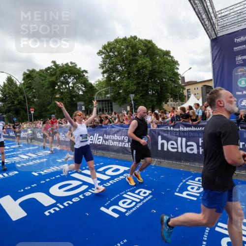 29.06.2025 - hella hamburg halbmarathon Zöllner http://msf.ph/oto/8422035 29.06.2025 10:54:07 Ziel 1151, 1410, 1815, 3096, 3208, 3209, 6294, 6356, 6374, 6581, 8394, 9032, 11499, 12379, 13397, 16871, 17348, 18308 meine-sportfotos.de