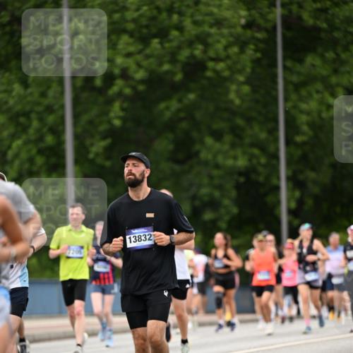 29.06.2025 - hella hamburg halbmarathon Dr. Thomas Lammeyer http://msf.ph/oto/8422054 29.06.2025 10:47:59 Kennedybrücke 1788, 1816, 1878, 2103, 2158, 2267, 2343, 2361, 2538, 3288, 3518, 4177, 4302, 5214, 5265, 5370, 5720, 6012, 6096, 7205, 7461, 7872, 8135, 8991, 9704, 9831, 9976, 10083, 10200, 10202, 11279 meine-sportfotos.de