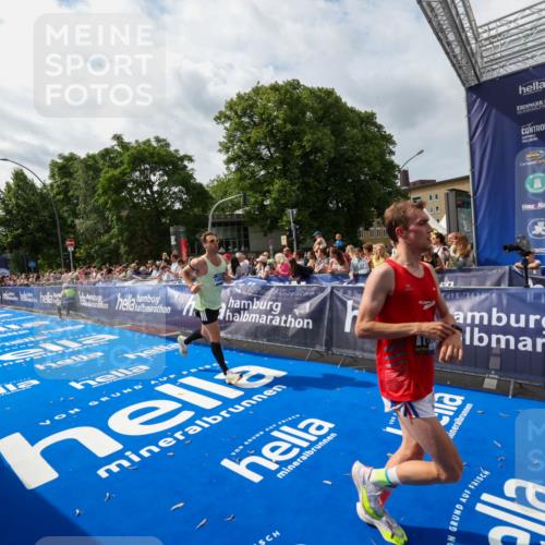 29.06.2025 - hella hamburg halbmarathon Zöllner http://msf.ph/oto/8422055 29.06.2025 10:32:16 Ziel 1894, 7272, 10876, 15826, 16736 meine-sportfotos.de