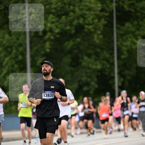 29.06.2025 - hella hamburg halbmarathon Dr. Thomas Lammeyer http://msf.ph/oto/8422066 29.06.2025 10:47:59 Kennedybrücke 1788, 1816, 1878, 2103, 2158, 2267, 2343, 2361, 2538, 3288, 3518, 4177, 4302, 5214, 5265, 5370, 5720, 6012, 6096, 7205, 7461, 7872, 8135, 8991, 9704, 9831, 9976, 10083, 10200, 10202, 11279 meine-sportfotos.de