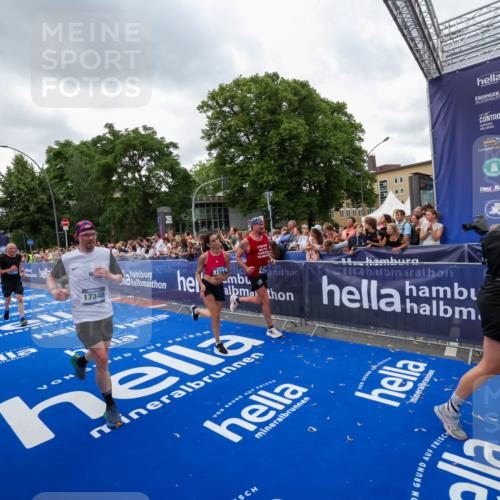29.06.2025 - hella hamburg halbmarathon Zöllner http://msf.ph/oto/8422071 29.06.2025 10:54:08 Ziel 1151, 1410, 1815, 3096, 3208, 3209, 5638, 6294, 6356, 6581, 8390, 9032, 11499, 12379, 13397, 16871, 17348, 18308 meine-sportfotos.de