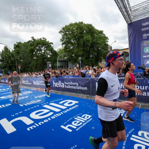 29.06.2025 - hella hamburg halbmarathon Zöllner http://msf.ph/oto/8422081 29.06.2025 10:54:09 Ziel 1151, 1410, 3208, 3209, 5638, 6294, 6356, 6581, 8390, 9032, 9791, 11499, 12379, 13397, 13794, 16871, 17348, 18308 meine-sportfotos.de