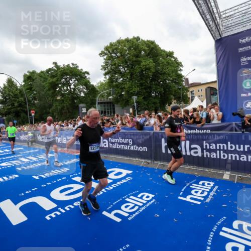 29.06.2025 - hella hamburg halbmarathon Zöllner http://msf.ph/oto/8422105 29.06.2025 10:54:10 Ziel 1410, 3208, 3209, 5638, 6294, 6581, 8390, 9032, 9791, 11499, 12379, 13397, 13794, 15524, 16871, 17348 meine-sportfotos.de