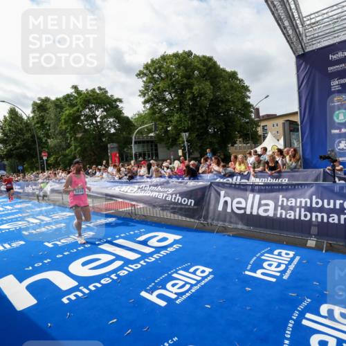 29.06.2025 - hella hamburg halbmarathon Zöllner http://msf.ph/oto/8422107 29.06.2025 10:32:20 Ziel 1894, 7272, 10876, 16065 meine-sportfotos.de