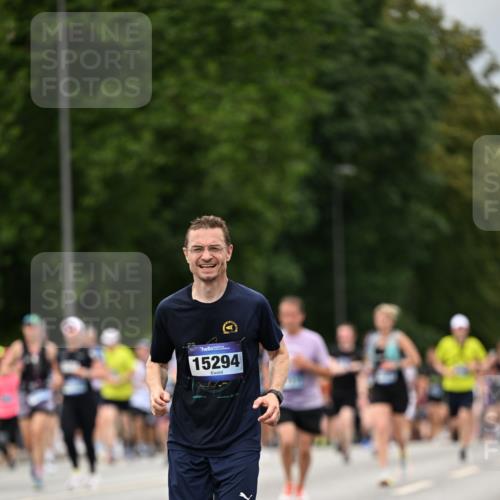 29.06.2025 - hella hamburg halbmarathon Dr. Thomas Lammeyer http://msf.ph/oto/8422108 29.06.2025 10:48:01 Kennedybrücke 1788, 1816, 1878, 2103, 2158, 2343, 2361, 3518, 4302, 5214, 5265, 5370, 5649, 5720, 6012, 6096, 7205, 7461, 7872, 8135, 8991, 9704, 9831, 9976, 10083, 10200, 10202, 11279 meine-sportfotos.de