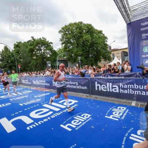 29.06.2025 - hella hamburg halbmarathon Zöllner http://msf.ph/oto/8422112 29.06.2025 10:54:11 Ziel 1410, 3208, 3209, 3898, 5638, 6294, 6443, 6581, 8390, 9032, 9791, 11499, 12213, 12379, 13397, 13794, 15524, 16780, 16871 meine-sportfotos.de