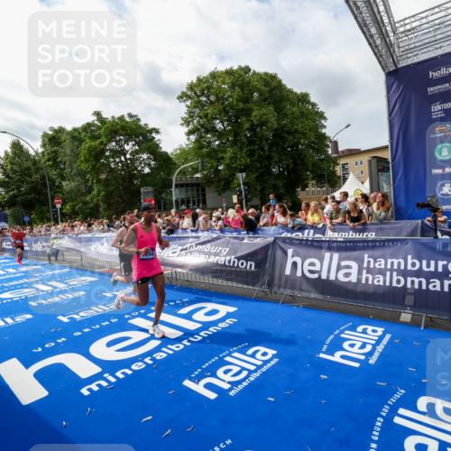 29.06.2025 - hella hamburg halbmarathon Zöllner http://msf.ph/oto/8422121 29.06.2025 10:32:21 Ziel 1894, 7272, 10876, 16065 meine-sportfotos.de