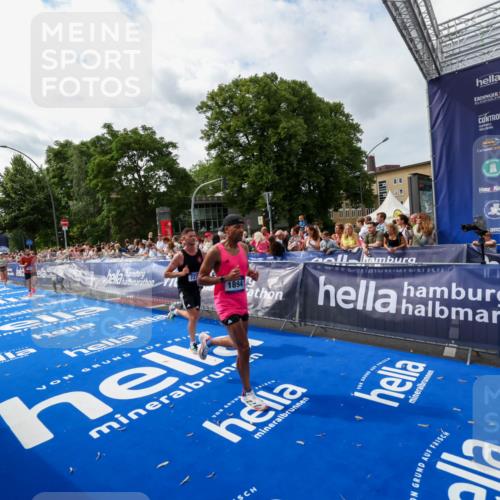 29.06.2025 - hella hamburg halbmarathon Zöllner http://msf.ph/oto/8422136 29.06.2025 10:32:21 Ziel 1894, 7272, 10876, 16065 meine-sportfotos.de