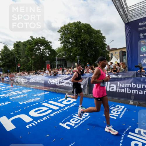 29.06.2025 - hella hamburg halbmarathon Zöllner http://msf.ph/oto/8422150 29.06.2025 10:32:21 Ziel 1894, 7272, 10876, 16065 meine-sportfotos.de