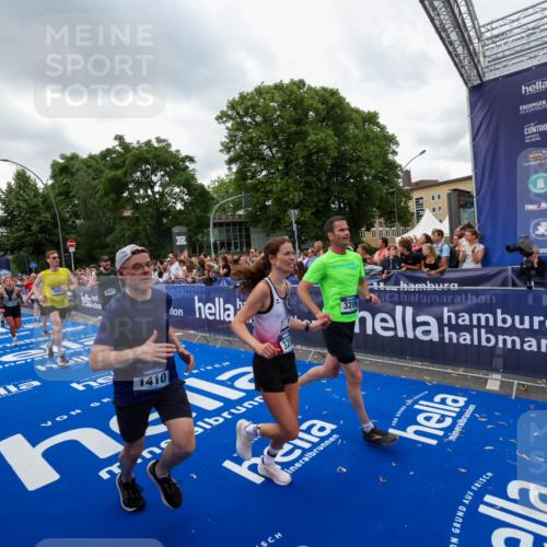 29.06.2025 - hella hamburg halbmarathon Zöllner http://msf.ph/oto/8422191 29.06.2025 10:54:13 Ziel 1410, 3208, 3209, 3898, 5638, 6294, 6443, 6581, 8390, 9791, 12213, 13397, 13794, 15169, 15524, 16780, 16871 meine-sportfotos.de