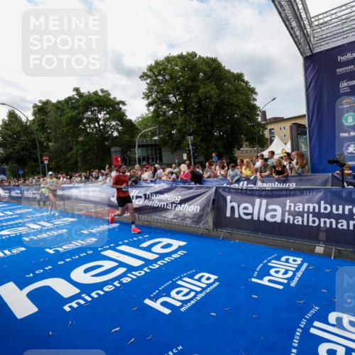 29.06.2025 - hella hamburg halbmarathon Zöllner http://msf.ph/oto/8422193 29.06.2025 10:32:23 Ziel 7272, 10484, 10876, 16065 meine-sportfotos.de