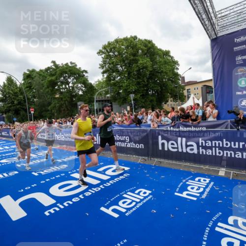 29.06.2025 - hella hamburg halbmarathon Zöllner http://msf.ph/oto/8422225 29.06.2025 10:54:14 Ziel 1410, 3177, 3208, 3209, 3898, 5638, 6082, 6084, 6294, 6443, 6581, 8390, 9791, 12213, 13033, 13397, 13794, 15169, 15524, 16780, 16871 meine-sportfotos.de