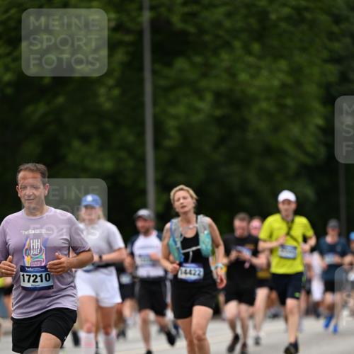 29.06.2025 - hella hamburg halbmarathon Dr. Thomas Lammeyer http://msf.ph/oto/8422235 29.06.2025 10:48:07 Kennedybrücke 1816, 1878, 2158, 2343, 2361, 3597, 4636, 5001, 5192, 5201, 5214, 5370, 5649, 5720, 6012, 6096, 6931, 7197, 7205, 7461, 8135, 8504, 9704, 9831, 9976, 10083, 10200, 10202, 11279 meine-sportfotos.de