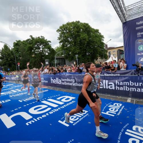 29.06.2025 - hella hamburg halbmarathon Zöllner http://msf.ph/oto/8422251 29.06.2025 10:54:15 Ziel 3103, 3177, 3861, 3898, 5638, 6082, 6084, 6294, 6443, 6581, 7274, 8390, 9791, 12213, 13033, 13397, 13794, 15169, 15524, 16527, 16780, 16871 meine-sportfotos.de