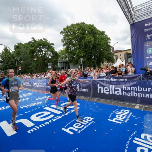 29.06.2025 - hella hamburg halbmarathon Zöllner http://msf.ph/oto/8422279 29.06.2025 10:54:16 Ziel 3103, 3177, 3861, 3898, 5638, 6082, 6084, 6294, 6443, 7274, 8223, 8390, 9791, 12213, 13033, 13397, 13794, 15169, 15524, 16527, 16780, 17087 meine-sportfotos.de