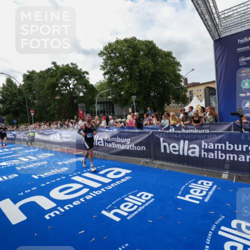 29.06.2025 - hella hamburg halbmarathon Zöllner http://msf.ph/oto/8422283 29.06.2025 10:32:30 Ziel 5070, 5746, 7845, 8883, 10484, 11745, 13199, 16957, 18562, 18563 meine-sportfotos.de