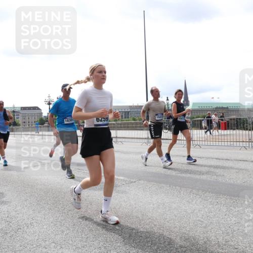 29.06.2025 - hella hamburg halbmarathon Lena Gebhardt http://msf.ph/oto/8422291 29.06.2025 10:27:53 Lombardsbrücke 18626, 5285, 18301, 6259, 10412, 10413, 1148, 2080, 3389, 4372, 5177, 5285, 5369, 5847, 6214, 6632, 7497, 7764, 7978, 8085, 8215, 9567, 9688, 10158, 10412, 10413, 11256, 11692, 11739, 12500, 12780, 12823, 12842, 13043, 13568, 13678, 13860, 14155, 14206, 15123, 15607, 15608, 16569, 16804, 16838, 17427, 17791, 18012, 18301, 18626, 18766 meine-sportfotos.de