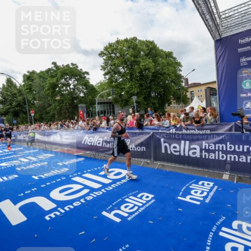 29.06.2025 - hella hamburg halbmarathon Zöllner http://msf.ph/oto/8422298 29.06.2025 10:32:30 Ziel 5070, 5746, 7845, 8883, 10484, 11745, 13199, 16957, 18562, 18563 meine-sportfotos.de