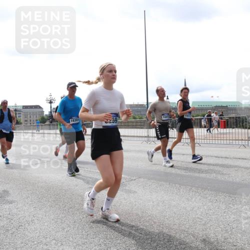 29.06.2025 - hella hamburg halbmarathon Lena Gebhardt http://msf.ph/oto/8422313 29.06.2025 10:27:53 Lombardsbrücke 18626, 18301, 59, 1041, 10413, 1148, 2080, 3389, 4372, 5177, 5285, 5369, 5847, 6214, 6632, 7497, 7764, 7978, 8085, 8215, 9567, 9688, 10158, 10412, 10413, 11256, 11692, 11739, 12500, 12780, 12823, 12842, 13043, 13568, 13678, 13860, 14155, 14206, 15123, 15607, 15608, 16569, 16804, 16838, 17427, 17791, 18012, 18301, 18626, 18766 meine-sportfotos.de