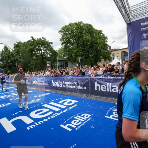 29.06.2025 - hella hamburg halbmarathon Zöllner http://msf.ph/oto/8422322 29.06.2025 10:54:17 Ziel 3103, 3177, 3861, 3898, 5638, 6082, 6084, 6443, 7274, 8223, 8390, 9791, 11430, 12213, 13033, 13794, 13803, 15169, 15524, 16527, 16780, 17087 meine-sportfotos.de