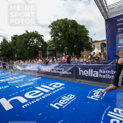 29.06.2025 - hella hamburg halbmarathon Zöllner http://msf.ph/oto/8422326 29.06.2025 10:32:31 Ziel 5070, 5746, 7845, 8883, 10484, 11745, 13199, 16957, 18562, 18563 meine-sportfotos.de
